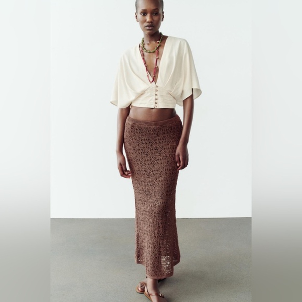 Zara Cream Button-Front Cropped V-Neck Top